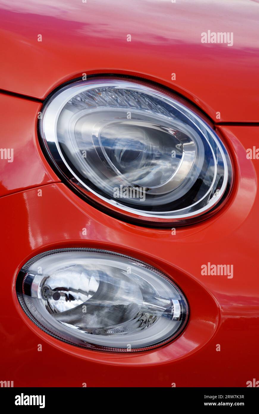 Phares dans un rouge classique italien Fiat 500 voitures Banque D'Images