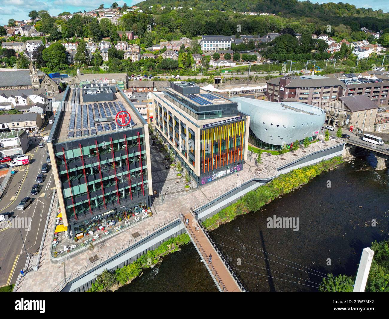 Pontypridd, pays de Galles - 12 septembre 2023 : vue drone du nouveau développement de bureaux et de la bibliothèque publique le long de la rivière Taff. Banque D'Images