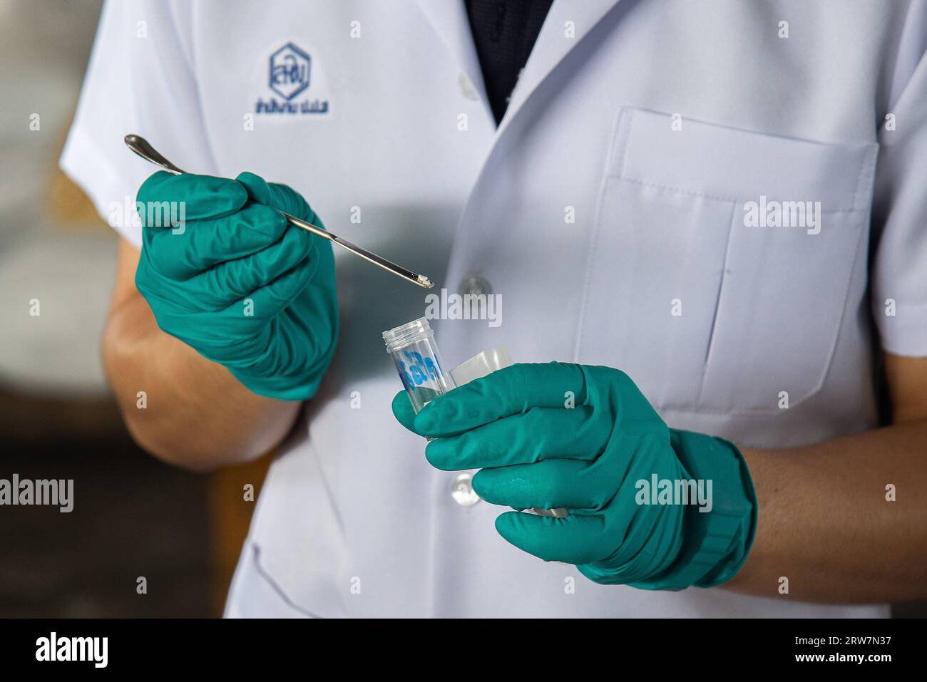 Un agent des stupéfiants thaïlandais prépare les drogues illégales pour la démonstration du test de couleur réactif marquis pour identifier les drogues avant la destruction des stupéfiants confisqués cérémonie dans une installation dans la zone industrielle de Bang pu, province de Samut Prakan en Thaïlande. Les autorités thaïlandaises ont détruit plus de 25 tonnes de drogues illicites, dont l'amphétamine, la méthamphétamine et l'héroïne. Le gouvernement thaïlandais dirigé par le Premier ministre Srettha Thavisin a annoncé que son gouvernement éliminerait l'abus de drogues illicites, en particulier la méthamphétamine. Banque D'Images