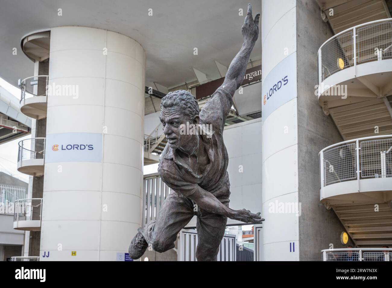 Le Bowler, Antony Dufort devant Lord's Cricket Ground Banque D'Images