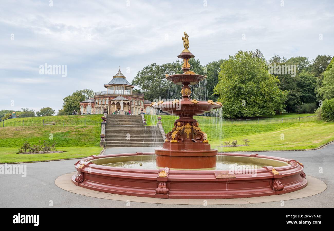 Une image HDR de la fontaine ornementale du parc Mesnes à Wigan photographiée sous un ciel lumineux en septembre 2023. Banque D'Images