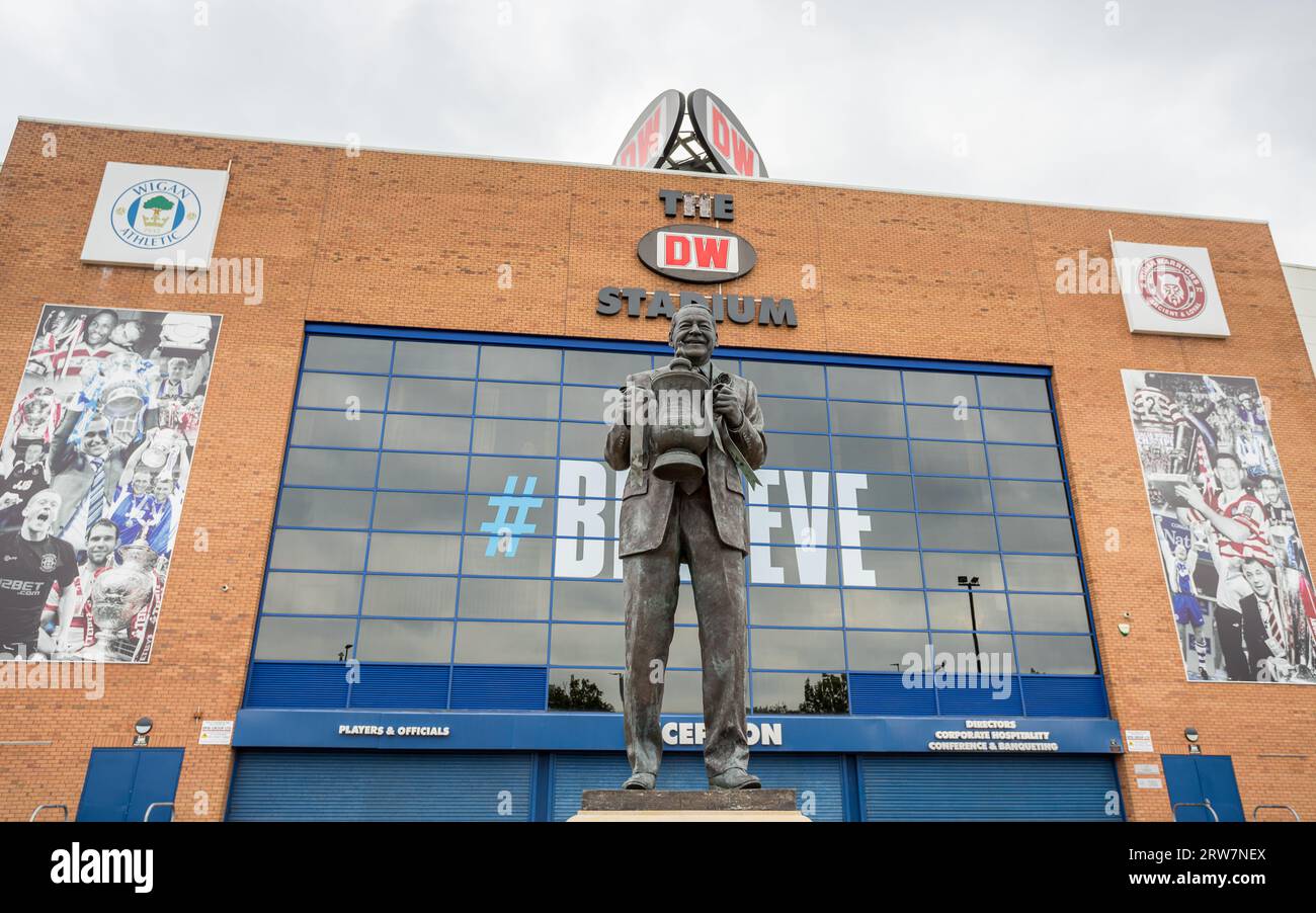 Une statue de l'ancien propriétaire de Wigan Athletic Dave Whelan photographié tenant la FA Cup en altitude devant le stade DW de Wigan en septembre 2023. Créé par se Banque D'Images