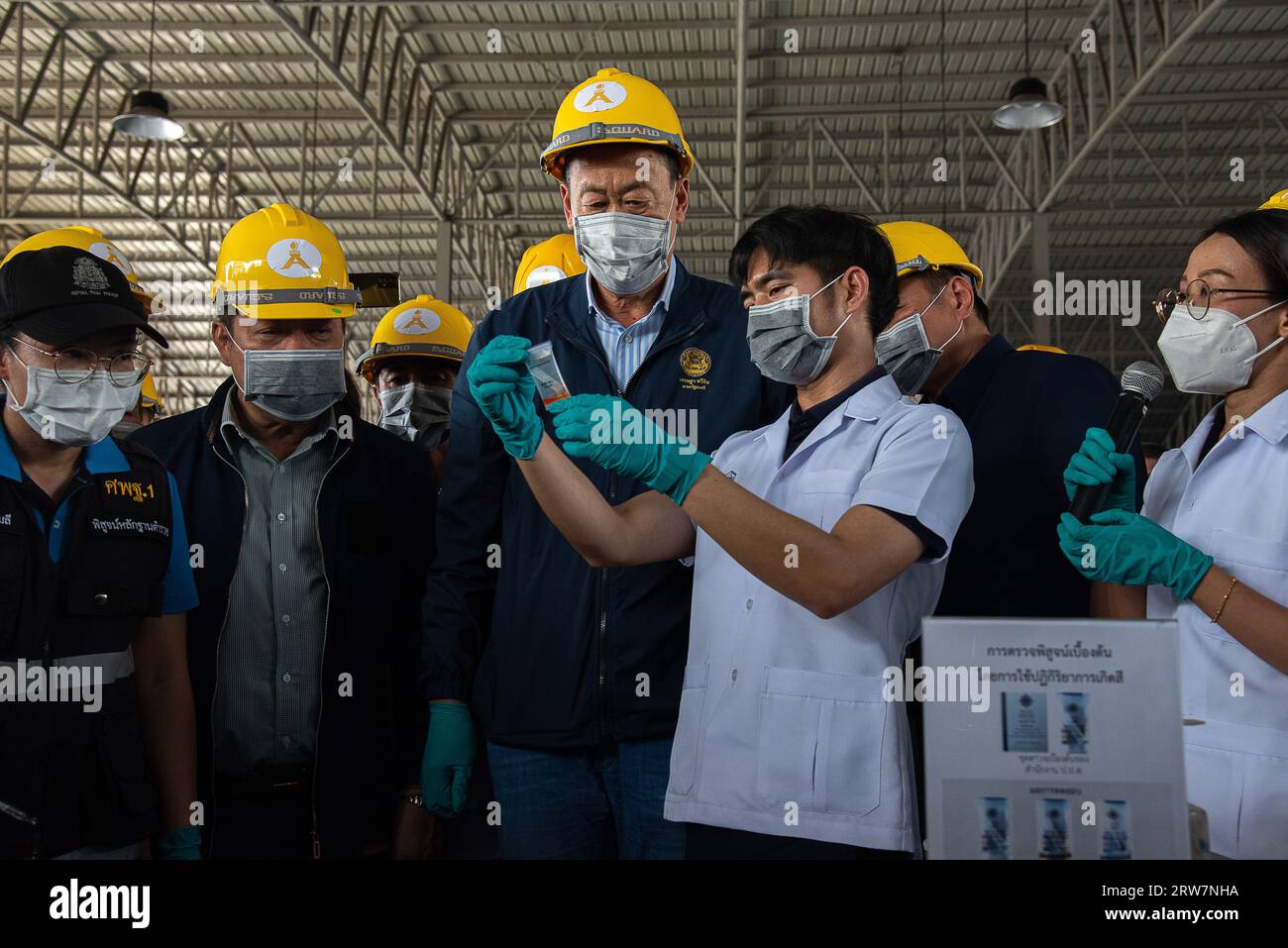 Le Premier ministre thaïlandais Srettha Thavisin (C) assiste à une démonstration de test de couleur réactif marquis pour identifier les drogues avant la cérémonie de destruction des stupéfiants confisqués dans une installation de la zone industrielle de Bang pu, province de Samut Prakan en Thaïlande. Les autorités thaïlandaises ont détruit plus de 25 tonnes de drogues illicites, dont l'amphétamine, la méthamphétamine et l'héroïne. Le gouvernement thaïlandais dirigé par le Premier ministre Srettha Thavisin a annoncé que son gouvernement éliminerait l'abus de drogues illicites, en particulier la méthamphétamine. (Photo de Peerapon Boonyakiat/SOPA Images/Sipa USA) Banque D'Images