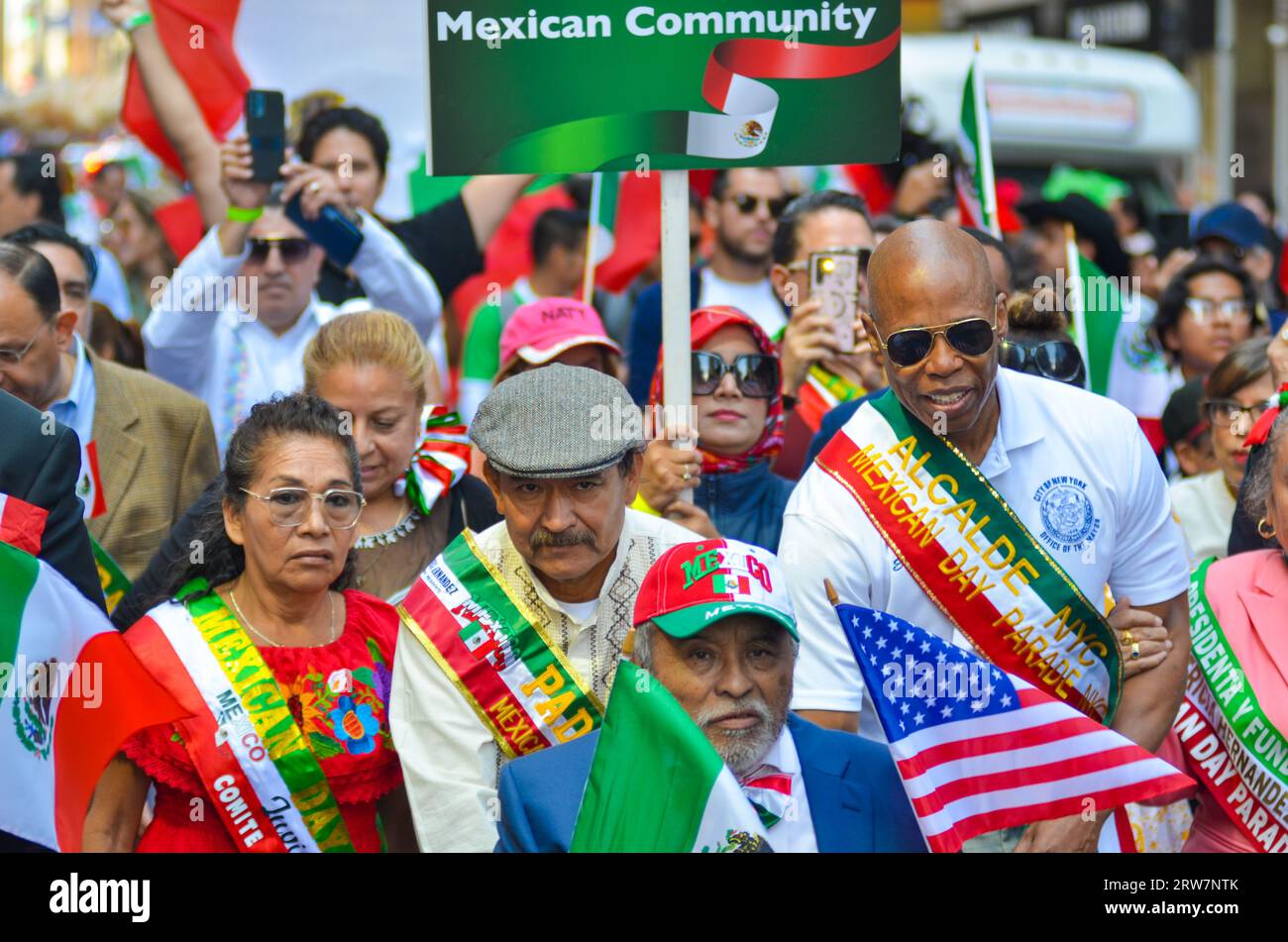 New York, NY, États-Unis. 17 septembre 2023. Le maire Erick Adams marche le long de Madison Avenue pendant le défilé annuel de la Journée mexicaine à New York. Crédit : Ryan Rahman/Alamy Live News Banque D'Images