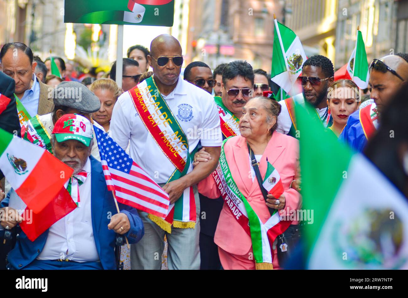 New York, NY, États-Unis. 17 septembre 2023. Le maire Erick Adams marche le long de Madison Avenue pendant le défilé annuel de la Journée mexicaine à New York. Crédit : Ryan Rahman/Alamy Live News Banque D'Images
