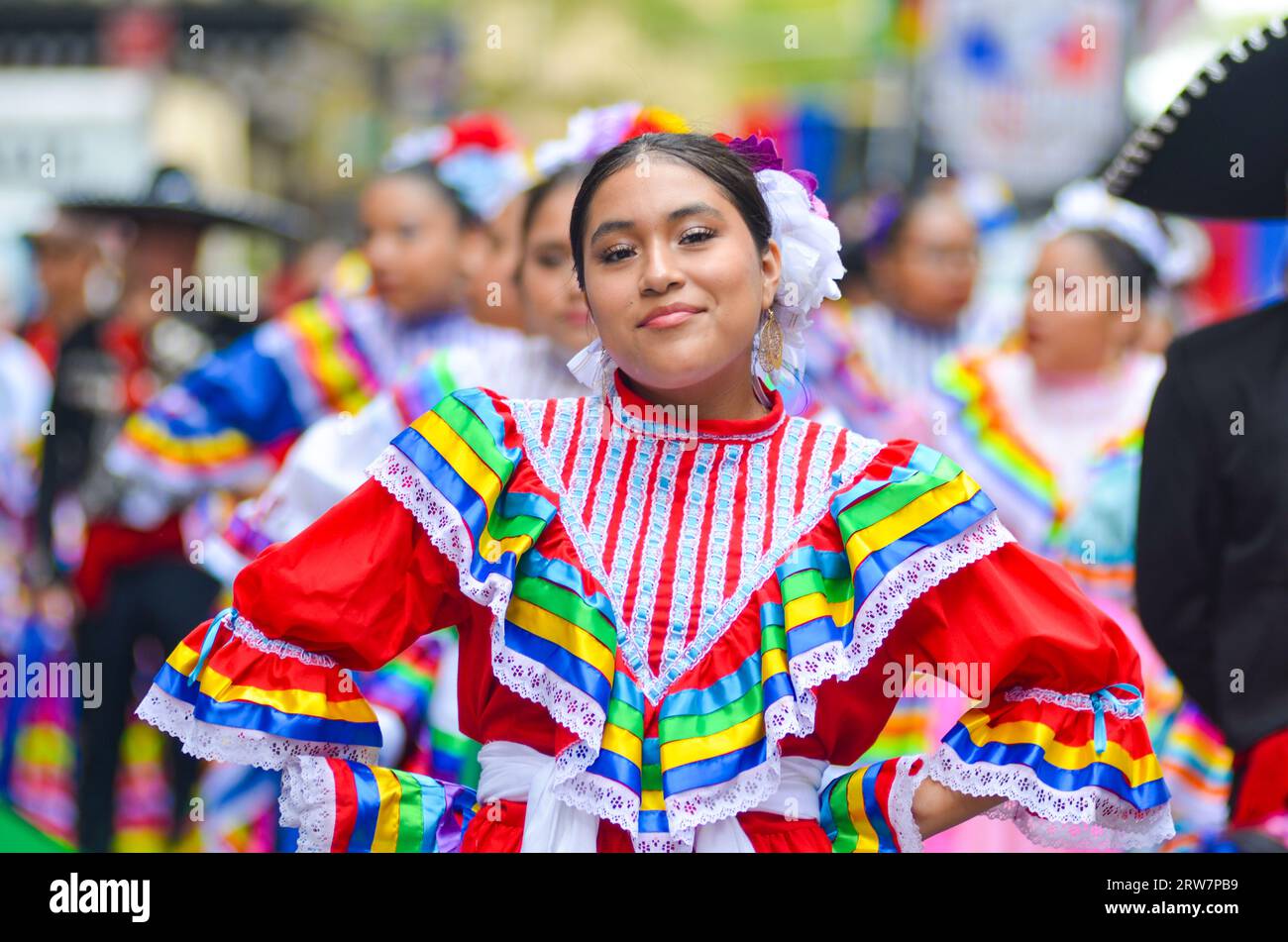 New York, NY, États-Unis. 17 septembre 2023. Les danseurs Folklorico dansent leur chemin à travers Madison Avenue lors de la parade annuelle de la Journée mexicaine à New York. Crédit : Ryan Rahman/Alamy Live News Banque D'Images