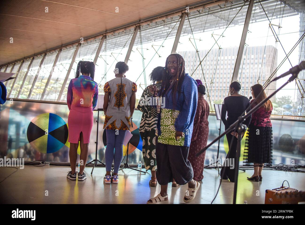 Londres, Royaume-Uni. 17 septembre 2023. Ce dimanche, « Art on the Underground » a présenté une itération nouvellement commandée de l’œuvre performative phare de Barby Asante, Declaration of Independence. Créée en collaboration avec les employés de TfL, cette œuvre performative sera la première commande majeure d’Asante dans un espace public, présentée à un public de milliers de personnes à la station de métro Stratford. Dans le cadre de cette nouvelle commande, Asante a puisé des images de femmes de couleur au travail dans différents rôles à travers l’histoire de TfL dans les archives photographiques du London transport Museum. Crédit : Kingsley Davis/Alamy Live News Banque D'Images