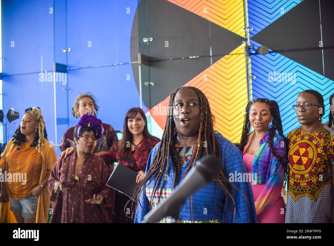 Londres, Royaume-Uni. 17 septembre 2023. Ce dimanche, « Art on the Underground » a présenté une itération nouvellement commandée de l’œuvre performative phare de Barby Asante, Declaration of Independence. Créée en collaboration avec les employés de TfL, cette œuvre performative sera la première commande majeure d’Asante dans un espace public, présentée à un public de milliers de personnes à la station de métro Stratford. Dans le cadre de cette nouvelle commande, Asante a puisé des images de femmes de couleur au travail dans différents rôles à travers l’histoire de TfL dans les archives photographiques du London transport Museum. Crédit : Kingsley Davis/Alamy Live News Banque D'Images