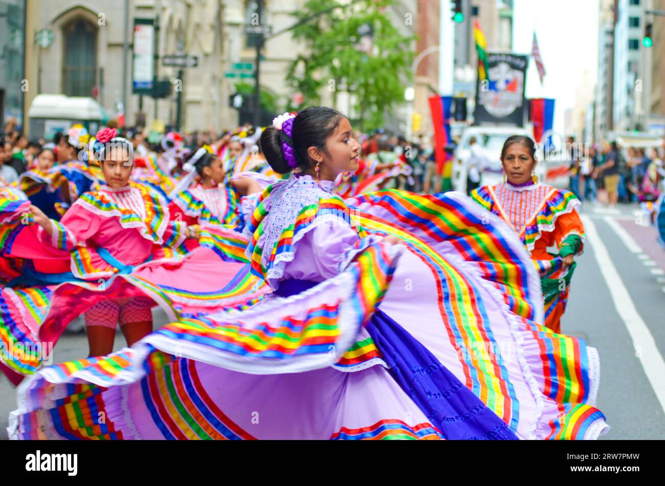 New York, NY, États-Unis. 17 septembre 2023. Les danseurs Folklorico dansent leur chemin à travers Madison Avenue lors de la parade annuelle de la Journée mexicaine à New York. Crédit : Ryan Rahman/Alamy Live News Banque D'Images