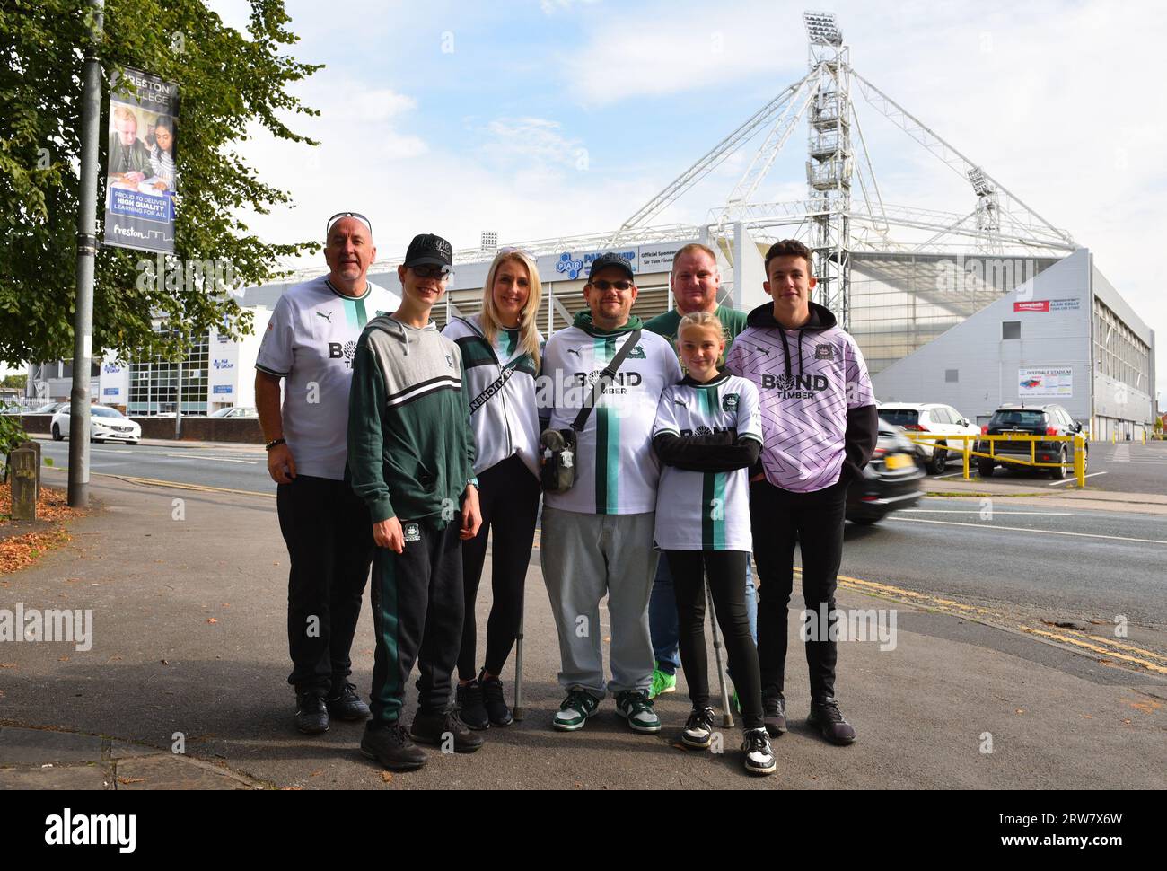 Supporter de Plymouth Argyle devant le terrain de football de Deepdale. Banque D'Images