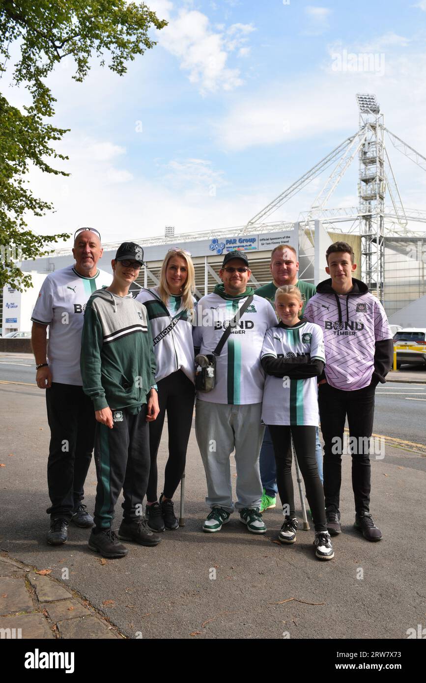 Supporter de Plymouth Argyle devant le terrain de football de Deepdale. Banque D'Images