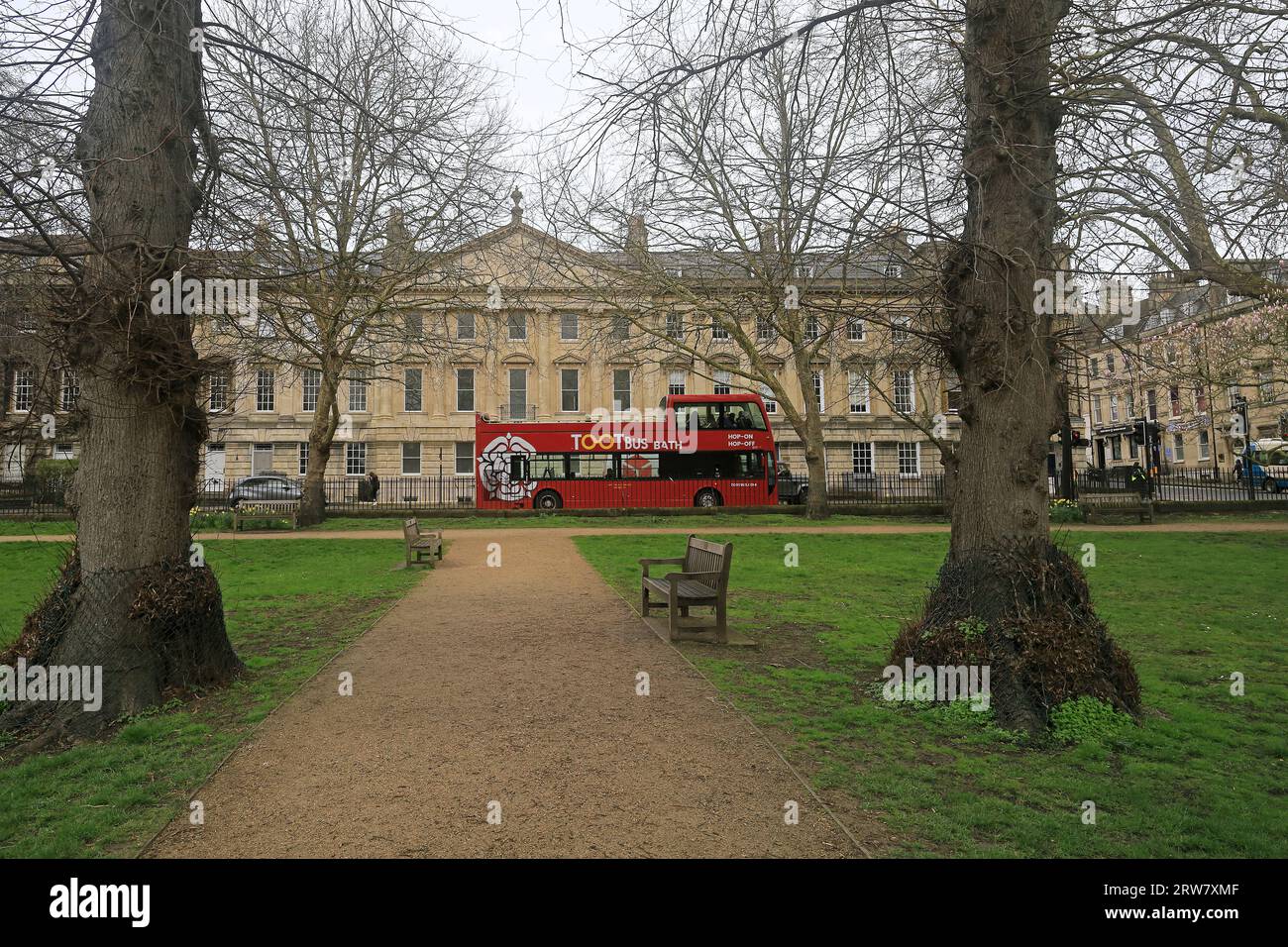 Vue sur Queen's Square et un bus rouge à toit ouvert (Toot bus) depuis le petit parc, City of Bath, Angleterre. Septembre 2023 Banque D'Images