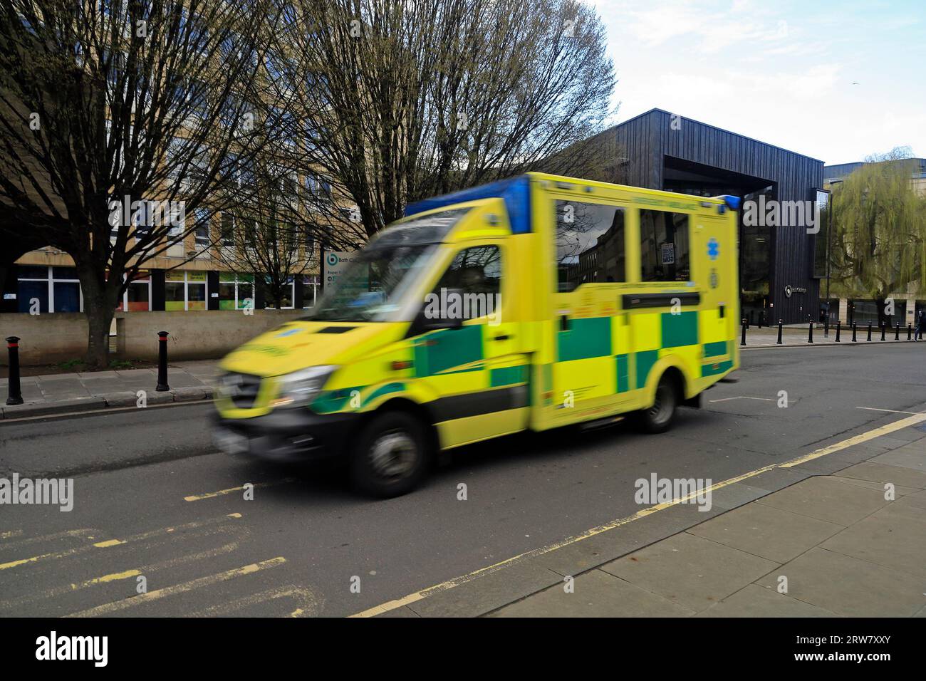 Ambulance à grande vitesse devant Bath College, ville de Bath, Angleterre. Septembre 2023 Banque D'Images