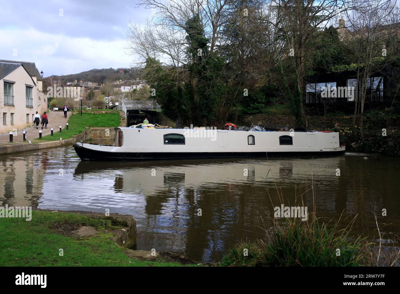 Bateau blanc étroit, canal Kennet et Avon, ville de Bath, Angleterre. Septembre 2023 Banque D'Images