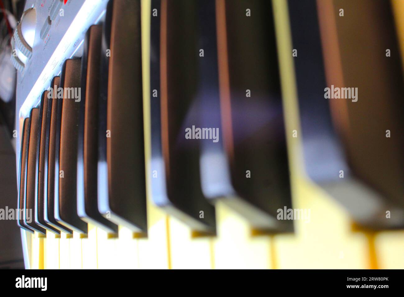 Une photo d'un synthé de piano électrique. Banque D'Images