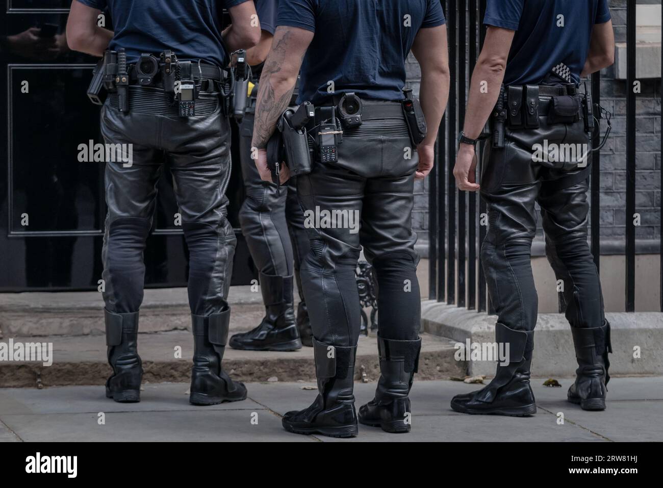 Des agents de sécurité armés de la police se préparent à entrer au 10 Downing Street. Londres, Royaume-Uni Banque D'Images