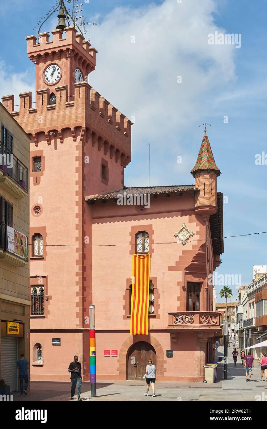 Viladecans, Espagne - 17 septembre 2023 : 11 septembre, Journée de la Catalogne avec un grand drapeau de la Catalogne sur le balcon de la mairie de Viladecans et Peop Banque D'Images