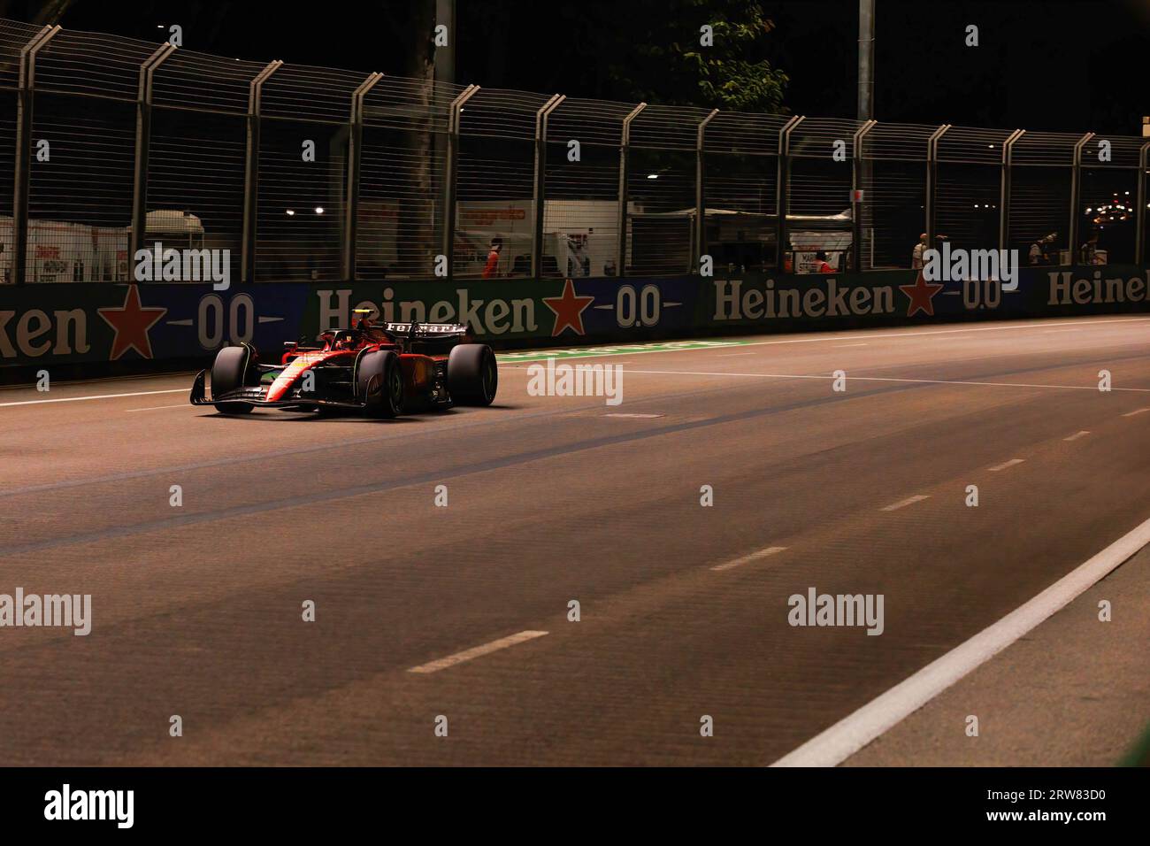 Singapour, Singapour. 17 septembre 2023. Carlos Sainz d'Espagne pilote la Ferrari SF-23 (55) lors du Grand Prix de F1 de Singapour sur le circuit de Marina Bay Street. Crédit : SOPA Images Limited/Alamy Live News Banque D'Images