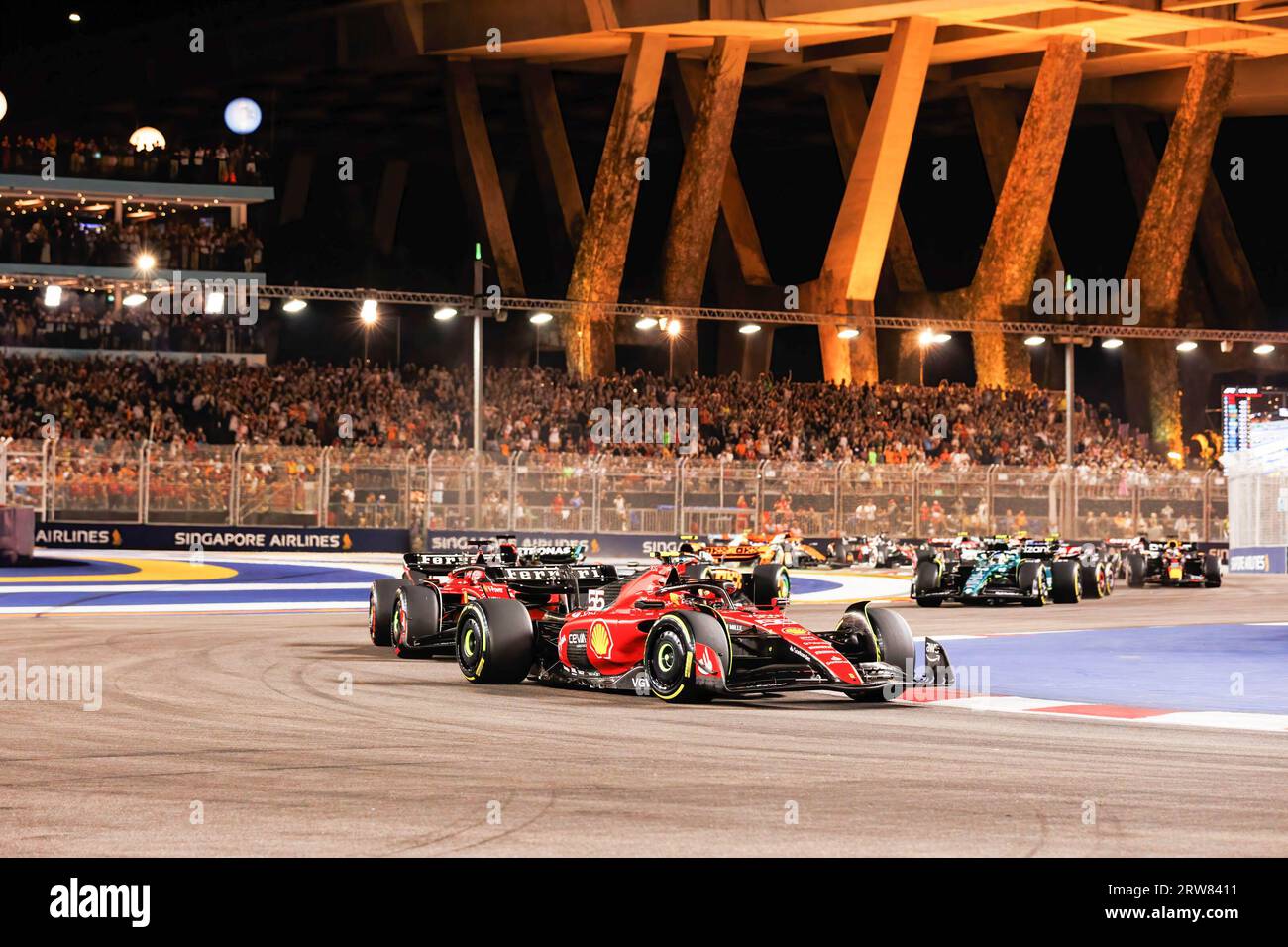 Singapour, Singapour. 17 septembre 2023. Carlos Sainz d'Espagne pilote la Ferrari SF-23 (55) lors du Grand Prix de F1 de Singapour sur le circuit de Marina Bay Street. (Photo George Hitchens/SOPA Images/Sipa USA) crédit : SIPA USA/Alamy Live News Banque D'Images