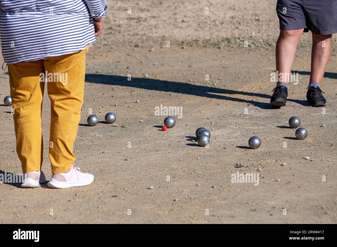 Joueurs de pétanque comptant les points. Banque D'Images