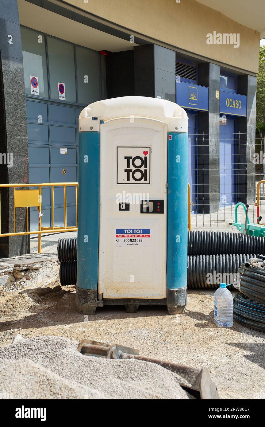 Viladecans, Espagne - 17 septembre 2023 : salle de bain temporaire en plastique portable pour les travaux de construction dans la rue pour les travailleurs. Banque D'Images