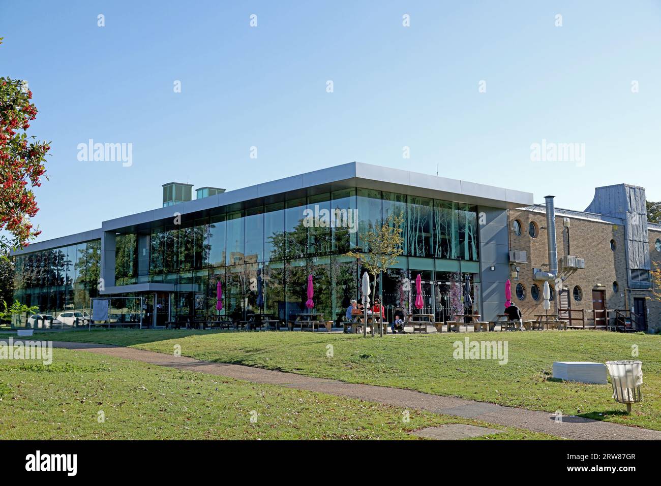 Peterborough, Royaume-Uni. 15 septembre 2023. Le Key Theatre de Peterborough, Cambridgeshire, qui a été fermé après le RAAC (béton cellulaire autoclave renforcé), a été trouvé sur le toit de l'auditorium le 15 septembre 2023. Crédit : Paul Marriott/Alamy Live News Banque D'Images