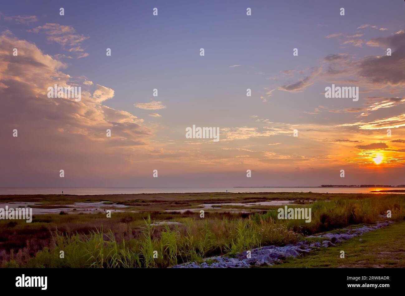 Le soleil se couche à Lightning point, le 14 septembre 2023, à Bayou la Batre, Alabama. Banque D'Images