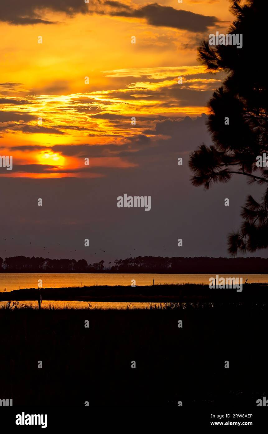 Le soleil se couche à Lightning point, le 14 septembre 2023, à Bayou la Batre, Alabama. Banque D'Images