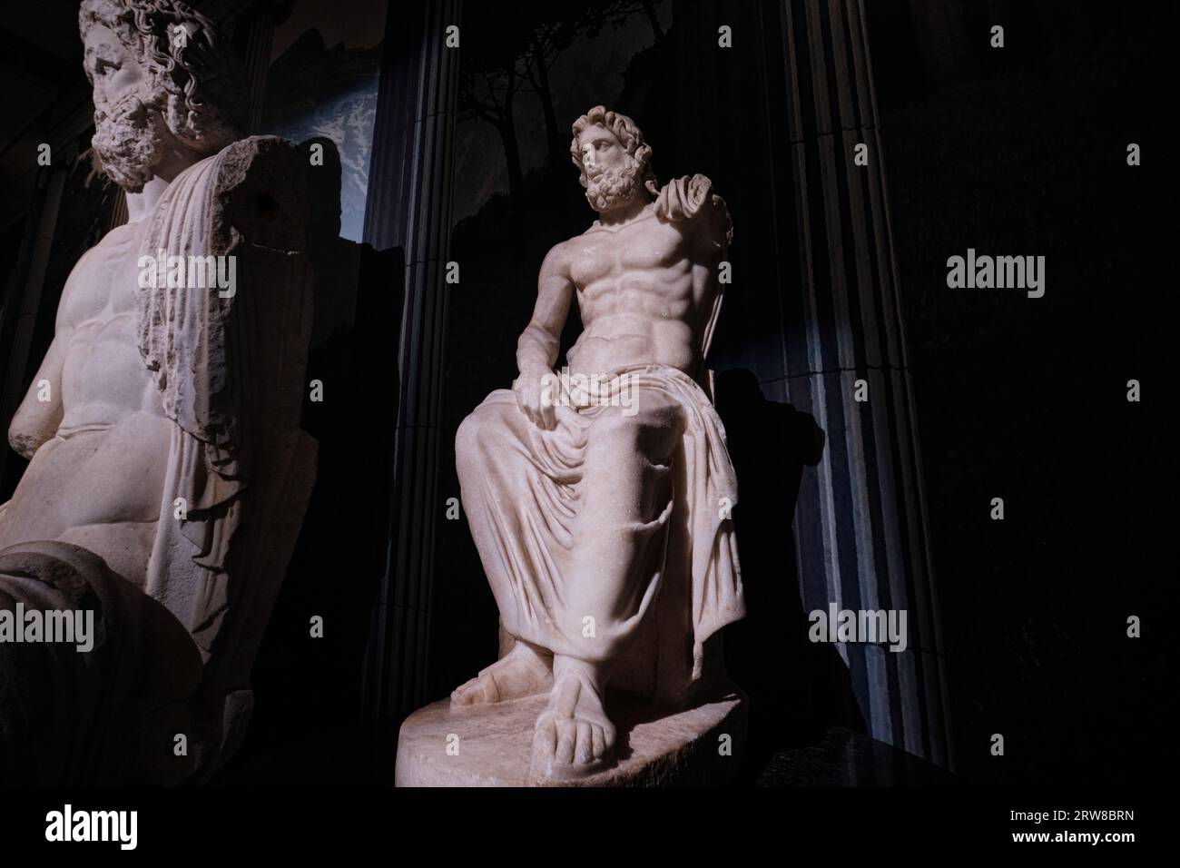 Istanbul, Turquie - septembre 16 2023 : statue de marbre de Zeus dans les musées archéologiques d'Istanbul. Remonte à la période romaine trouvée à Demirci, Aydin Banque D'Images