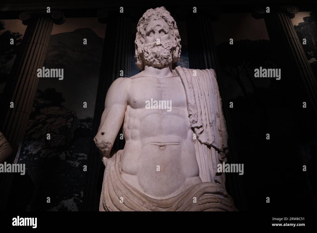 Istanbul, Turquie - septembre 16 2023 : Grande statue de marbre de Zeus dans les musées archéologiques d'Istanbul. Dates du 2e siècle de notre ère trouvées à Gaza Banque D'Images