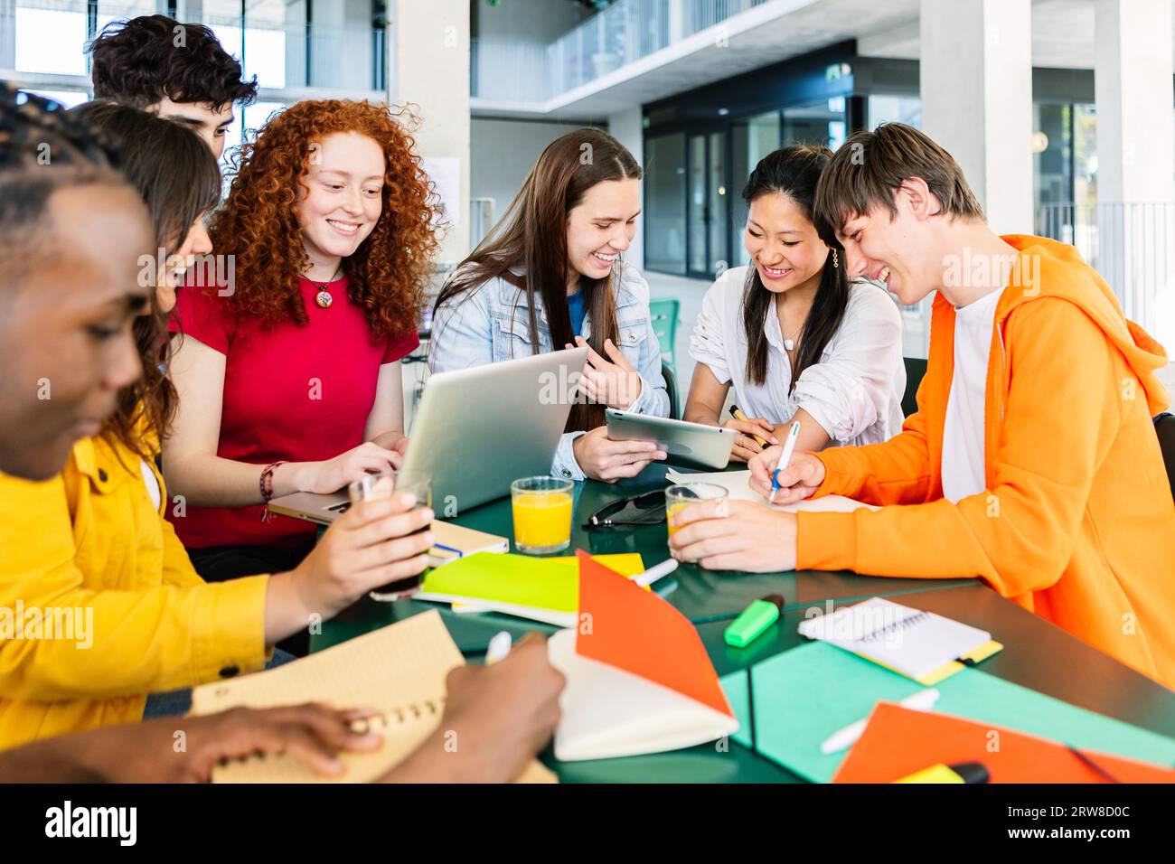 Jeune groupe de lycéens étudiant ensemble à la table du campus de la cafétéria Banque D'Images