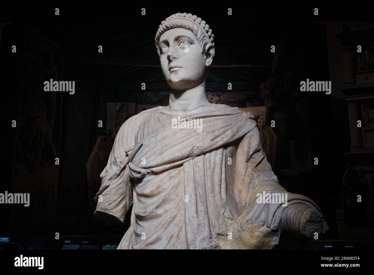 Istanbul, Turquie - septembre 16 2023 : statue de marbre de l'empereur Valentianus II dans les musées archéologiques d'Istanbul. Trouvé à Aphrodisias Banque D'Images