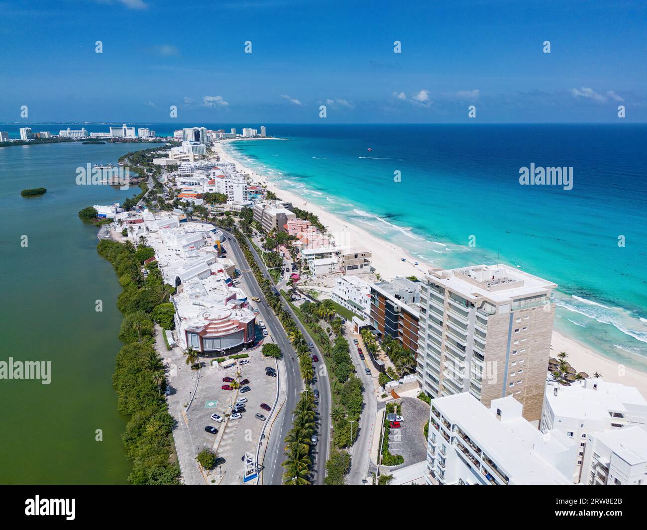 Découvrez le panorama à couper le souffle sur l'avenue Kukulcán sur l'île de Cancún. Le côté droit présente les superbes eaux turquoises du CA Banque D'Images