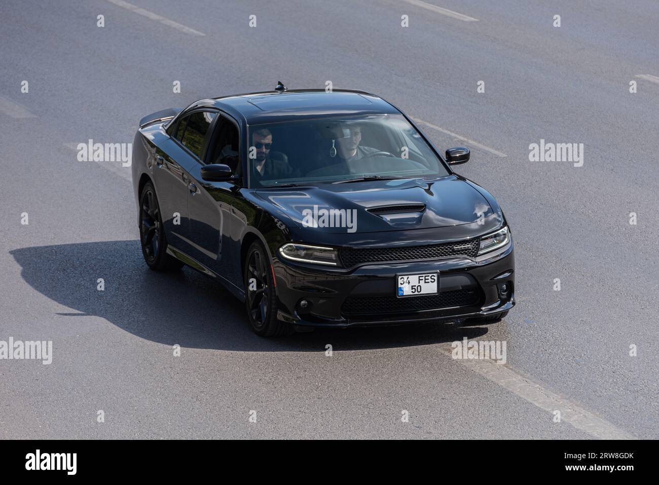 ISTANBUL, TURQUIE - 17 SEPTEMBRE 2023 : Dodge Charger sur l'autoroute. La Dodge Charger 203 est une grande voiture sportive qui est disponible avec plusieurs spunky Banque D'Images