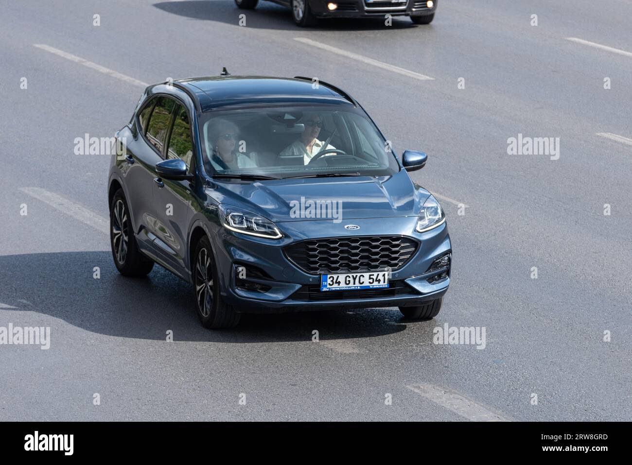ISTANBUL- TURQUIE, 10 JUILLET 2021 : Ford Kuga SUV sur l'autoroute. Banque D'Images