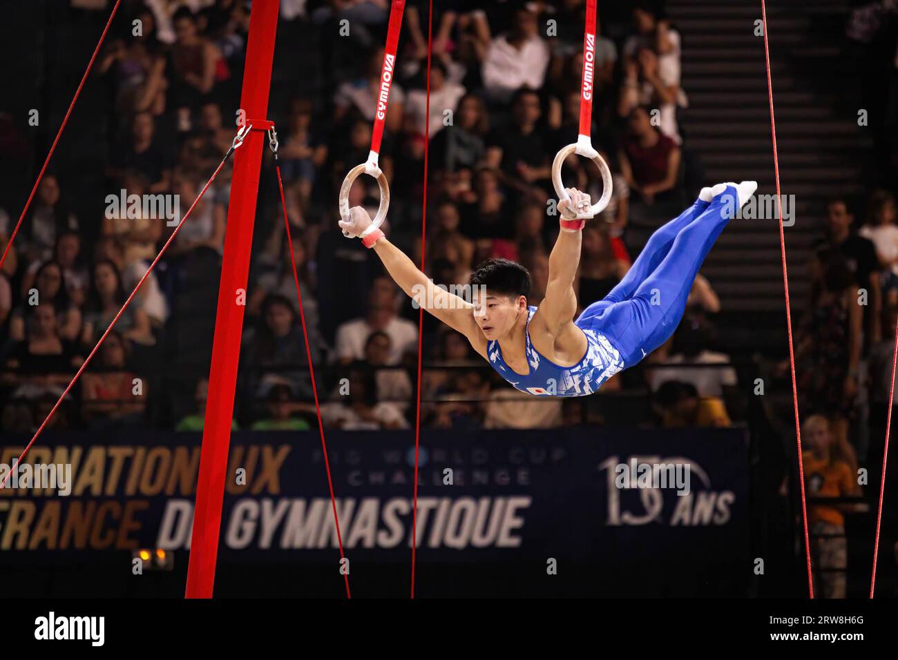 L'athlète japonais Kotaro Suetsugi a participé aux matchs internationaux de gymnastique artistique à l'Accor Arena. Cette année, l'édition des nouveaux internationaux de France célèbre les 150 ans d'existence de la Fédération française de gymnastique. L'événement s'est déroulé à l'Accor Arena, à Paris, et a réuni des athlètes du monde entier dans différentes catégories de gymnastique artistique. Banque D'Images