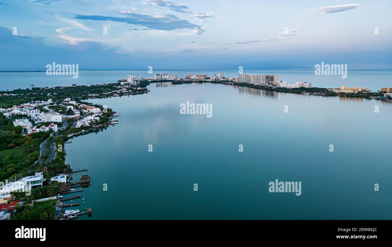 Profitez d'une vue panoramique sur le lagon tranquille avec l'île de Cancún en toile de fond. La lointaine zone hôtelière et encore plus loin la mer des Caraïbes ajoutent des couches o Banque D'Images