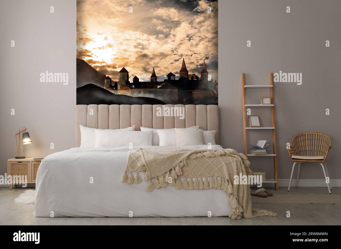 Chambre confortable. Intérieur avec lit confortable et beaux papiers peints Banque D'Images