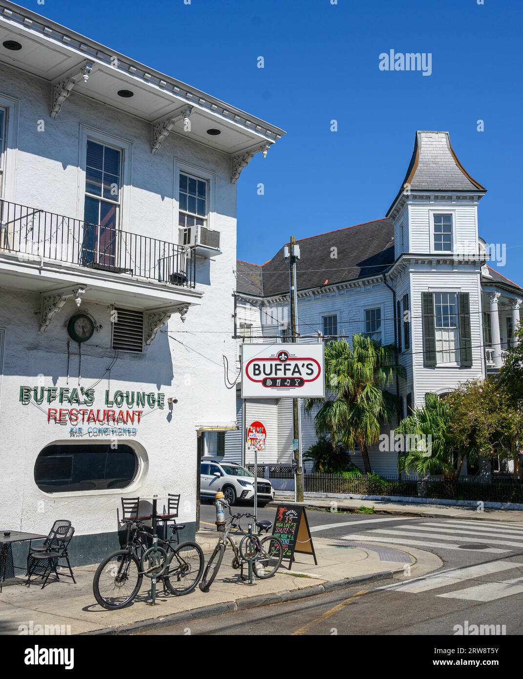 LA NOUVELLE-ORLÉANS, LA, États-Unis - 17 SEPTEMBRE 2023 : Buffa's Lounge and Restaurant sur Esplanade Avenue, avec le Melrose Mansion en arrière-plan Banque D'Images