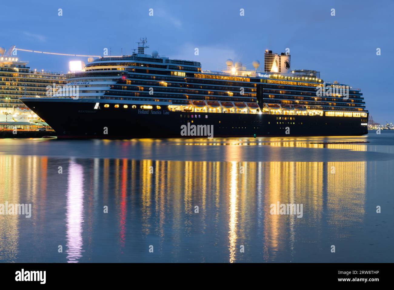 Seattle - 17 septembre 2023 ; navire de croisière Holland America Line Westerdam à Seattle Pier 91 à l'aube Banque D'Images