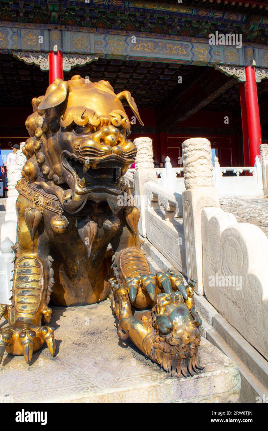 Gros plan vertical sur l'emblématique lion en bronze de la Cité interdite. C'était le palais impérial chinois de la dynastie Ming à la fin de la dynastie Qing Dyn Banque D'Images