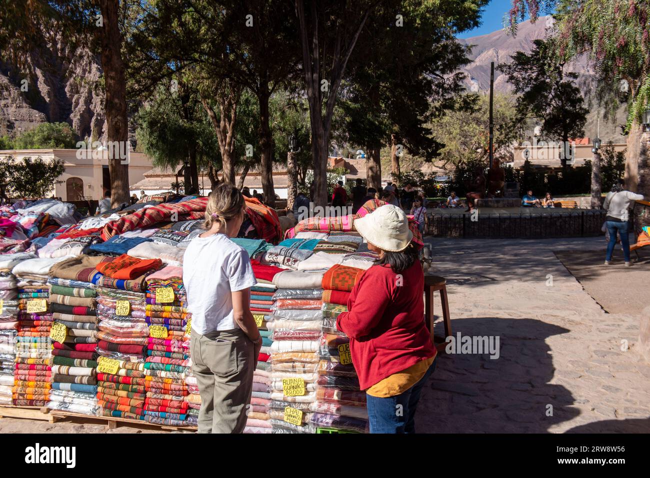 Purmamarca, Argentine : 2023 juin 9 : les gens au marché local des produits artisanaux dans la ville touristique de Purmamarca dans la province de Jujuy en Arg Banque D'Images