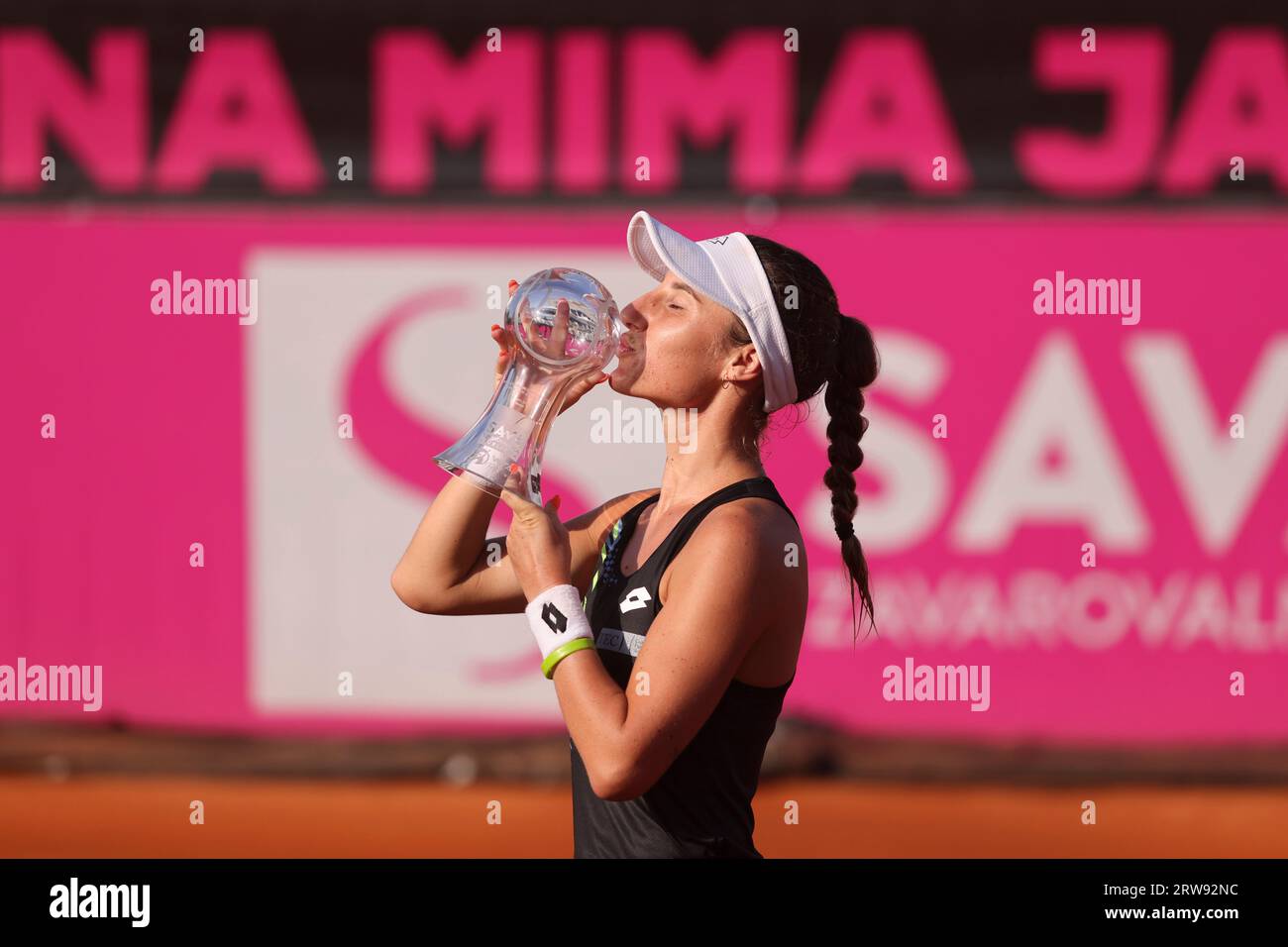 Ljubljana, Slovénie. 17 septembre 2023. Marina Bassols Ribera d’Espagne embrasse le trophée lors de la cérémonie de remise des prix après la finale en simple contre Zeynep Sonmez de T¨¹rkiye au tournoi de tennis WTA 125 à Ljubljana, Slovénie, le 17 septembre 2023. Crédit : Zeljko Stevanic/Xinhua/Alamy Live News Banque D'Images