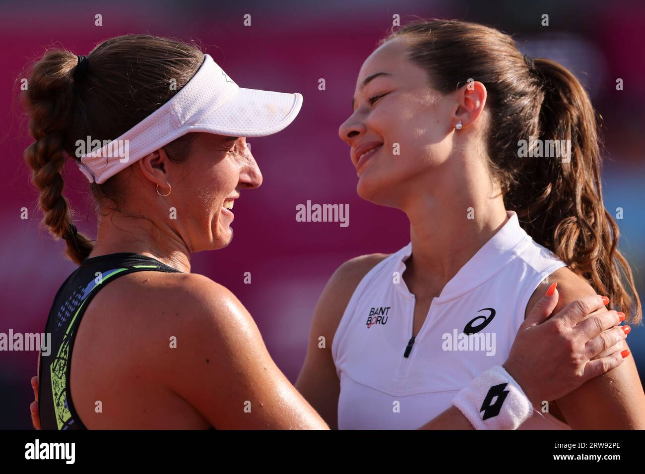 Ljubljana, Slovénie. 17 septembre 2023. L'espagnole Marina Bassols Ribera (G) embrasse Zeynep Sonmez de T¨¹rkiye après la finale du tournoi de tennis WTA 125 à Ljubljana, Slovénie, le 17 septembre 2023. Crédit : Zeljko Stevanic/Xinhua/Alamy Live News Banque D'Images