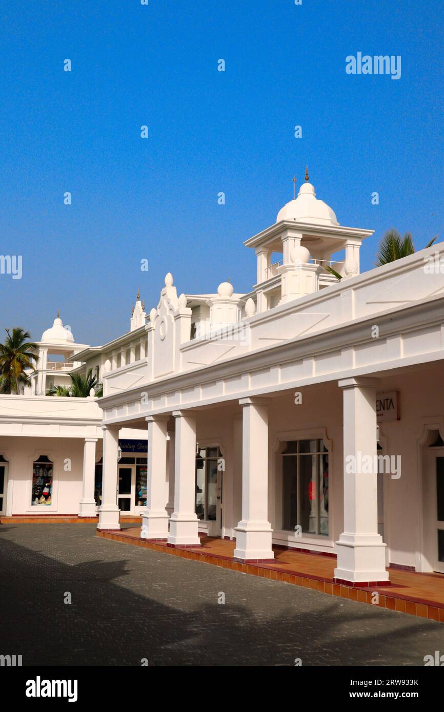 Un exemple remarquable d'architecture classique immaculée se dresse majestueusement sur la crête de la colline, le grand bâtiment colonial blanc. Banque D'Images