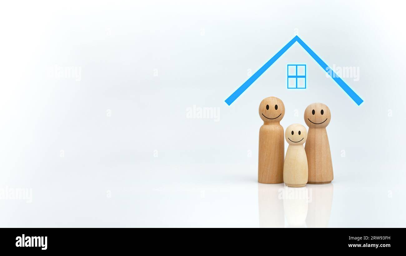 Le concept d'assurance maladie et de bien-être médical. Une poupée en bois avec une maison bleue sur un fond blanc représente une protection, recevant des avantages. Banque D'Images