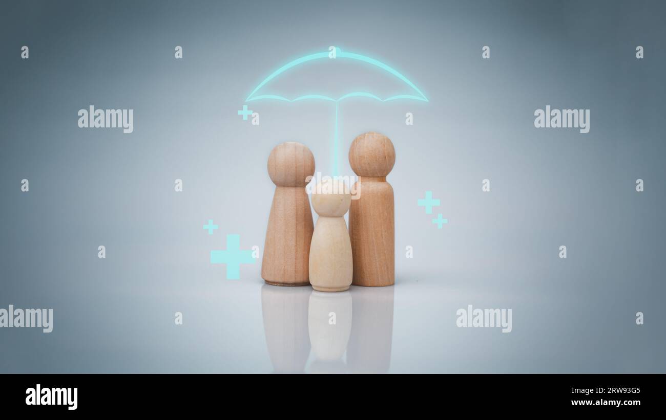 Le concept d'assurance maladie et de bien-être médical. Une famille de poupées en bois avec un parapluie et un signe plus sur fond blanc représente protec Banque D'Images