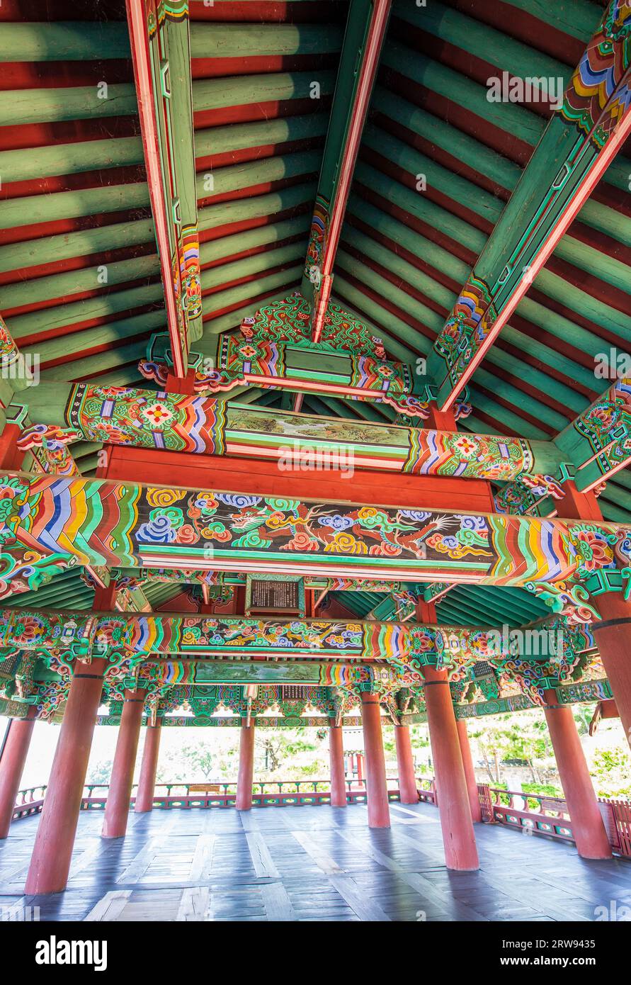 Un pavillon coréen traditionnel fait de chevrons en bois et de dancheong multicolore Banque D'Images