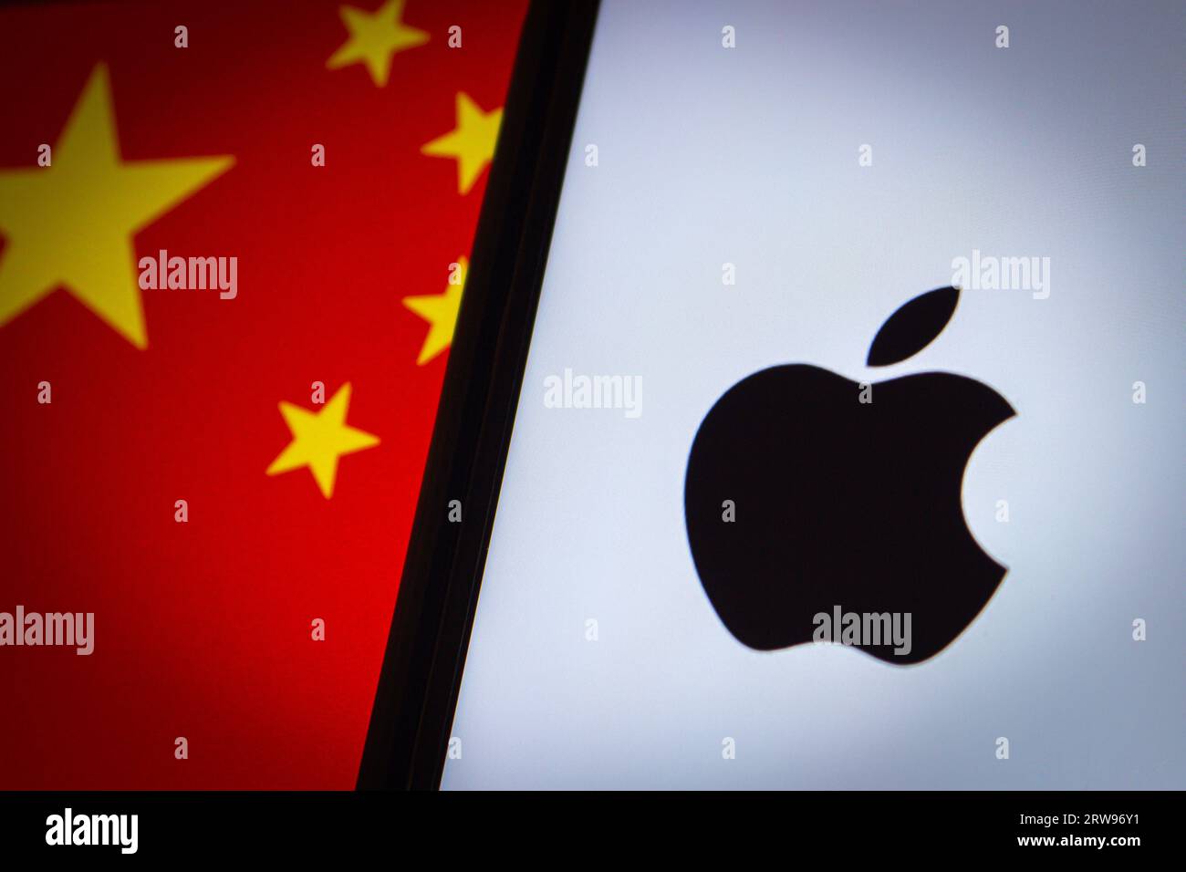 Vancouver, CANADA - septembre 13 2023 : logo Apple Inc. Vu sur l'écran de l'iPhone sur fond de drapeau chinois Banque D'Images