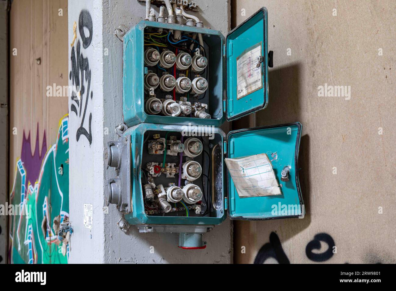 Tableau de distribution vandalisé à l'intérieur d'un bâtiment industriel abandonné à Paimio, Finlande Banque D'Images